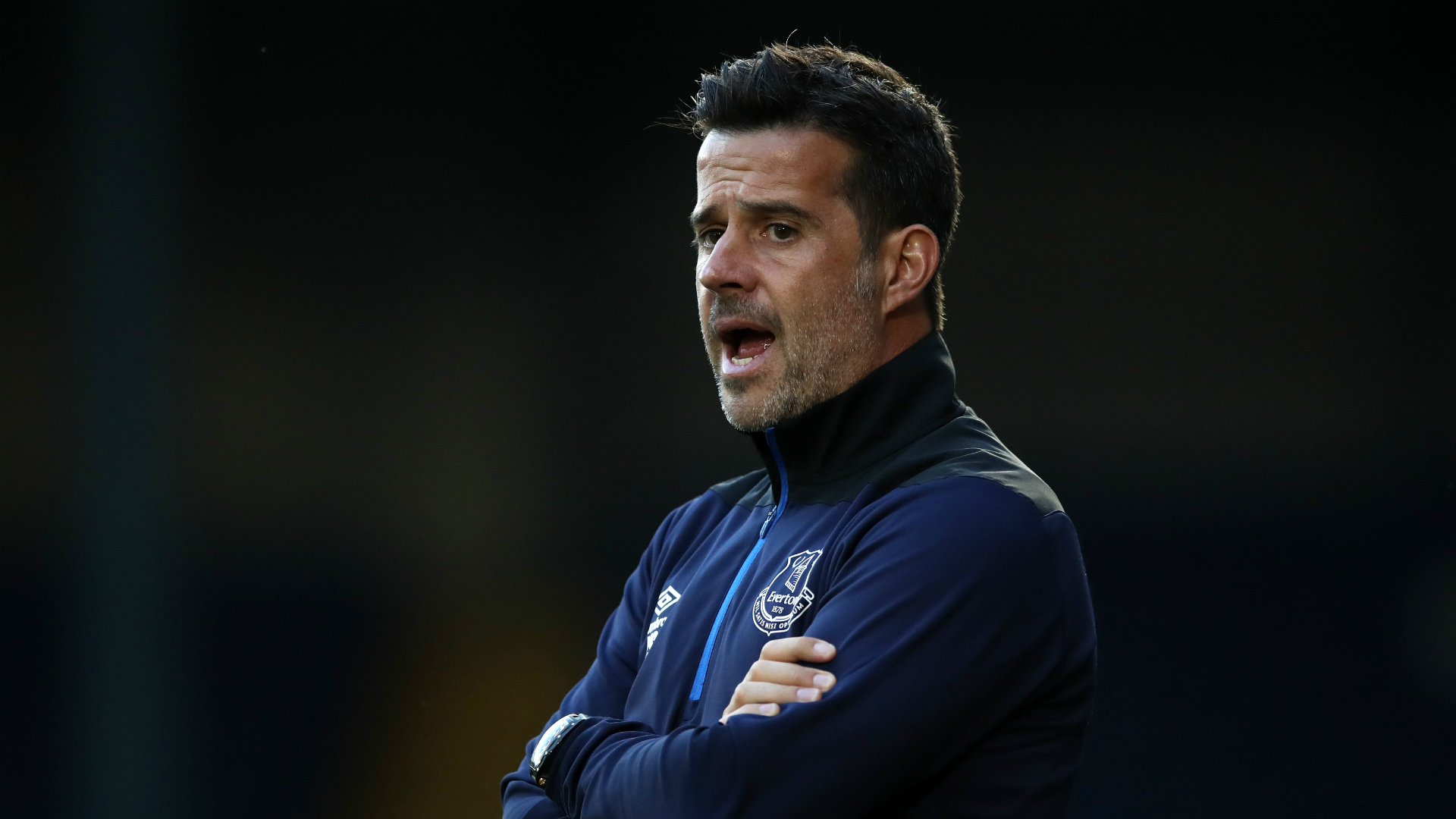 表现出了冷 表现出了冷